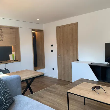 18home Apartments, アパート